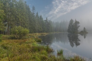 Bahnak gölet Kladska köyü yakınlarında sabah sis