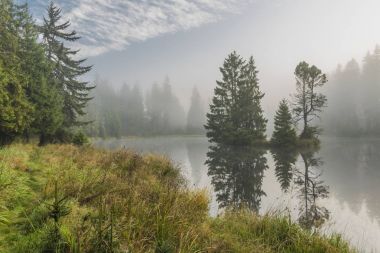 Bahnak gölet Kladska köyü yakınlarında sabah sis