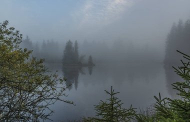 Bahnak gölet Kladska köyü yakınlarında sabah sis