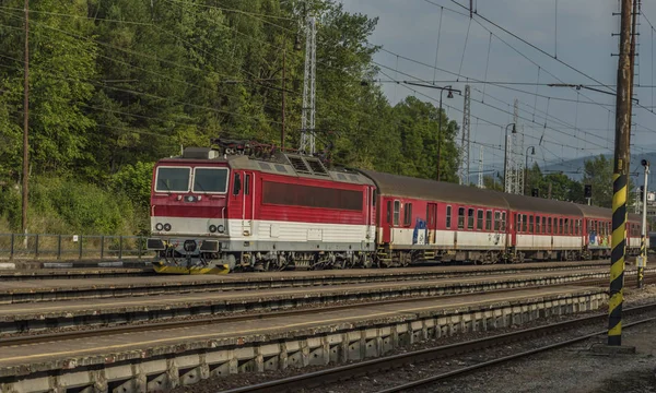 红色的快速列车，在斯洛伐克站 Ruzomberok — 图库照片