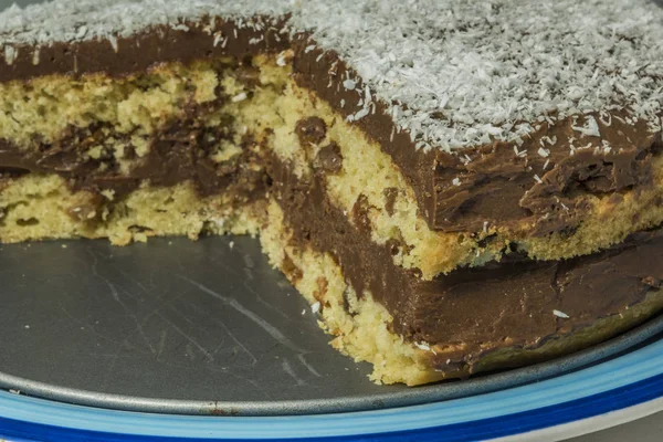 Kokos-Schokoladenkuchen auf blauem Teller — Stockfoto