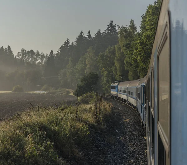 Γρήγορο τρένο από την Πράγα προς Νότια Βοημία με Ανατολή ηλίου — Φωτογραφία Αρχείου
