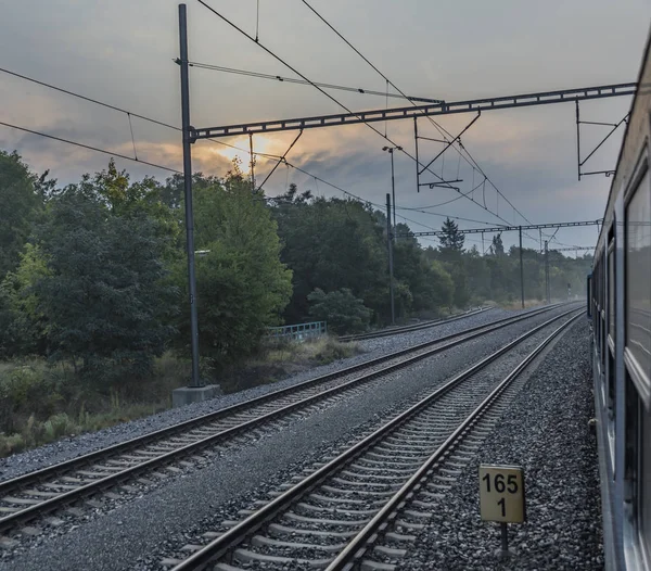 Hızlı trenle gündoğumu güneyinde Bohemia için Prag