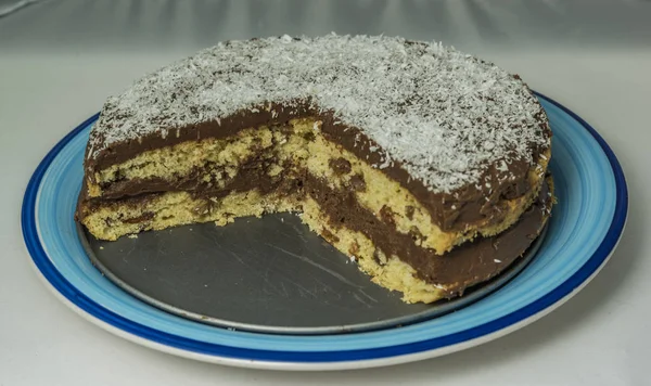 Κέικ καρύδα Σοκολάτα σε μπλε πιάτο — Φωτογραφία Αρχείου