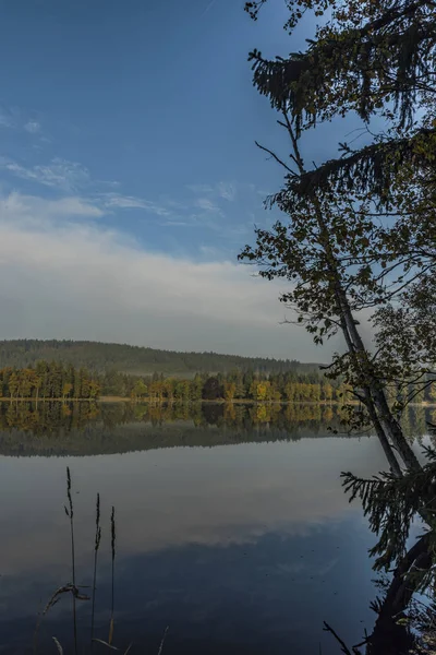 Mañana azul cerca del estanque Kladska en otoño —  Fotos de Stock