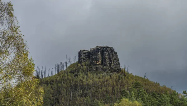 Havrani rocku přes obec Krásná Lípa — Stock fotografie