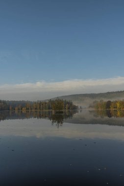 Mavi sabah sonbahar Kladska gölet yakınındaki