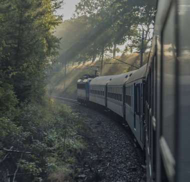 Hızlı trenle gündoğumu güneyinde Bohemia için Prag