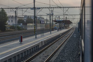 Hızlı trenle gündoğumu güneyinde Bohemia için Prag