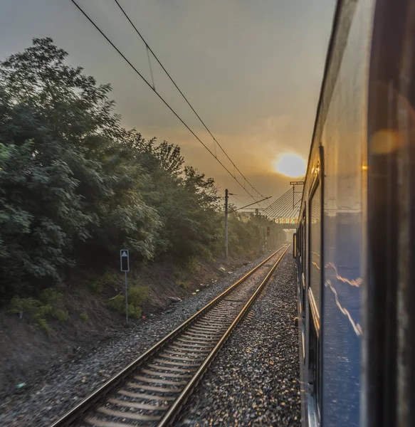 Hızlı trenle gündoğumu güneyinde Bohemia için Prag