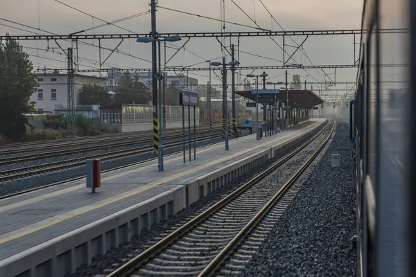 Hızlı trenle gündoğumu güneyinde Bohemia için Prag