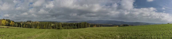 Felder und Wiesen in der Nähe von roprachtice Dorf — Stockfoto