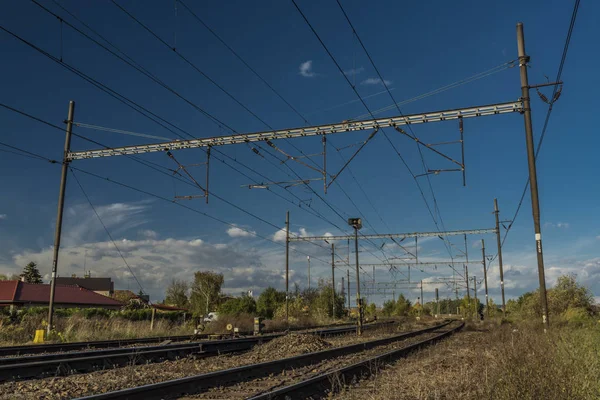 Trenes y ferrocarril en la ciudad de Vsetaty — Foto de Stock