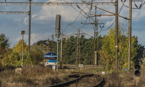 Trenes y ferrocarril en la ciudad de Vsetaty — Foto de Stock