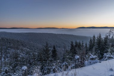 Sabah gündoğumu Jeseniky Dağları ile