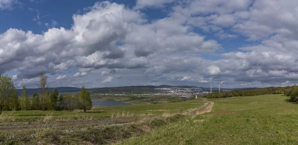 Bewolkte dag in de buurt van Milada lake in Usti nad Labem — Stockfoto