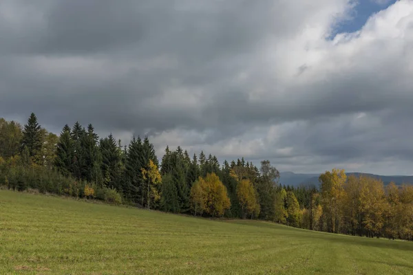 Velden en weiden in de buurt van Roprachtice dorp — Stockfoto