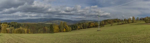 Åkrar och ängar nära Roprachtice village — Stockfoto