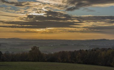Krkonose Dağları'nda bulutlu sonbahar günbatımı