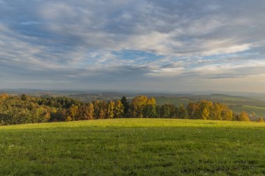 Sonbahar akşam Krkonose dağlar