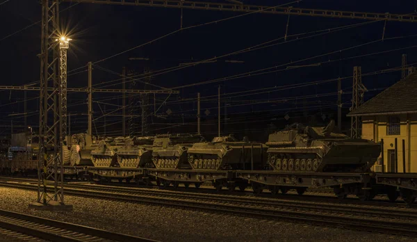 Tåg med armén tankar i höstens natt i Veseli nad Luznici — Stockfoto