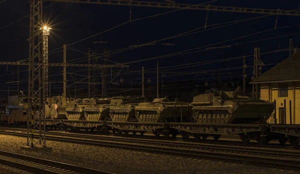 Tren Veseli nad sonbahar gece tanklarda ordu ile Luznici