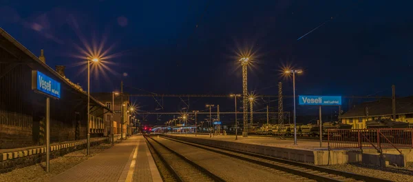 Nächtlicher Bahnhof veseli nad luznici im Herbst — Stockfoto
