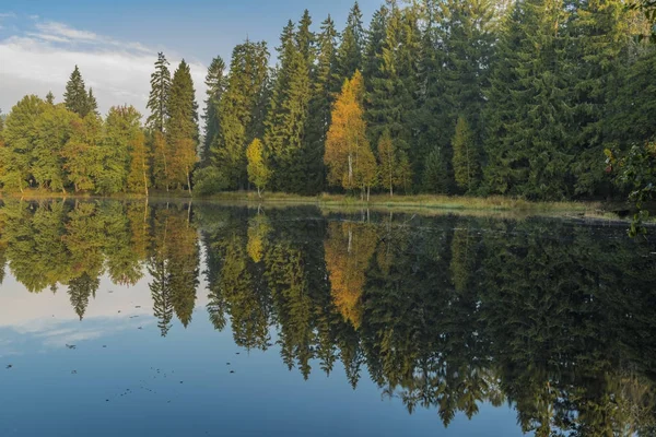 Kladskou rybník s odraz ve vodě v podzimní ráno — Stock fotografie