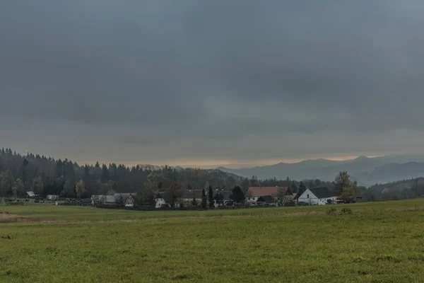 Деревня Немчи осенью темный день в горах Ческе-Стредохори — стоковое фото