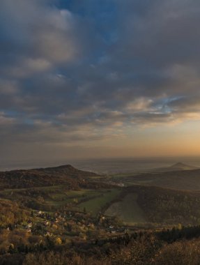 Varhost tepe Ceske Stredohori dağlarda günbatımı akşamı