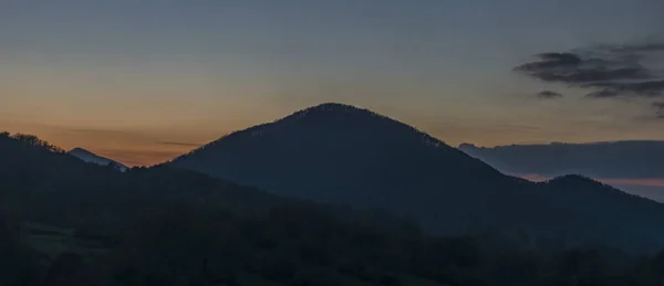 Vue bleu foncé dans la vallée de la rivière Labe — Photo