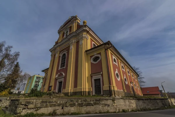 Chiesa in Vernerice città in Ceske Stredohori montagne — Foto Stock