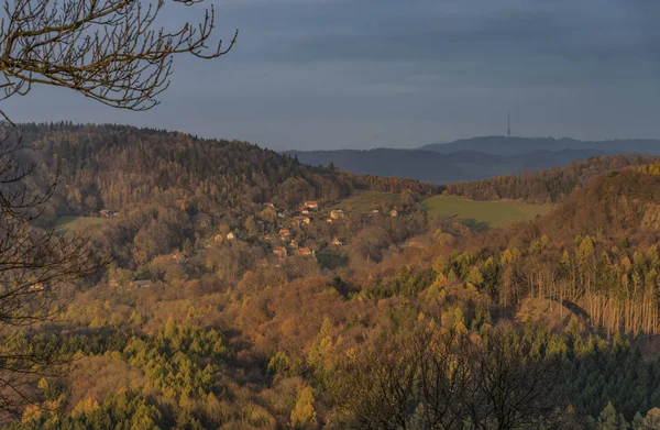 Solnedgången på Varhost kulle för Cereniste village — Stockfoto