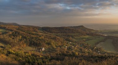 Varhost tepe Ceske Stredohori dağlarda günbatımı akşamı