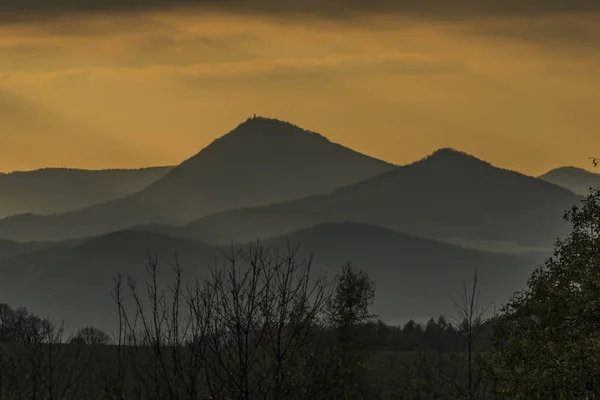 Ceske Stredohori berg i solnedgång — Stockfoto