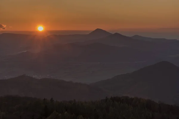 Wieczorem zachód słońca na wzgórzu Varhost w górach czeskich Stredohori — Zdjęcie stockowe