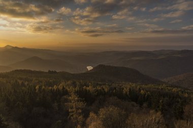 Varhost tepe Ceske Stredohori dağlarda günbatımı akşamı