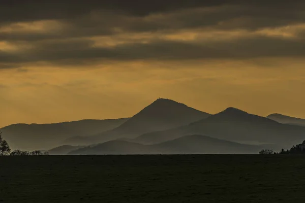 Ceske Stredohori montanhas na hora do pôr do sol — Fotografia de Stock
