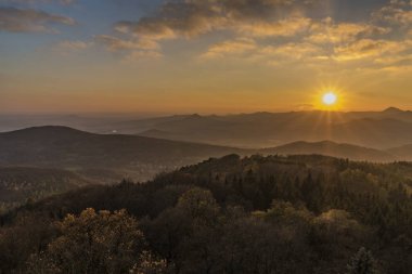 Varhost tepe Ceske Stredohori dağlarda günbatımı akşamı