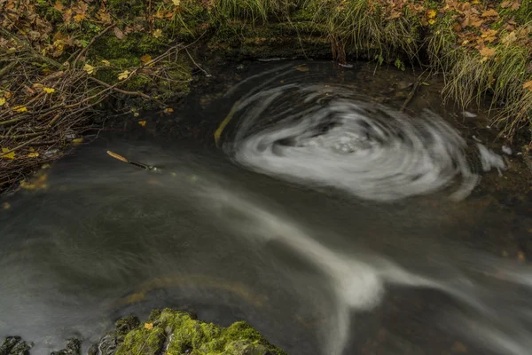 Gire na água em Bobri Creek no dia de outono — Fotografia de Stock