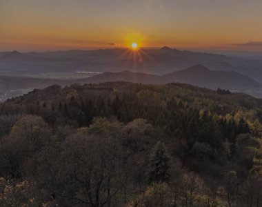 Varhost tepe Ceske Stredohori dağlarda günbatımı akşamı