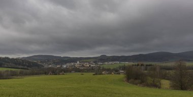 Karanlık sonbahar günü kilisede Stity beldesi