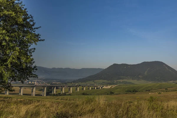 Mattina estiva vicino alla città di Ruzomberok — Foto Stock