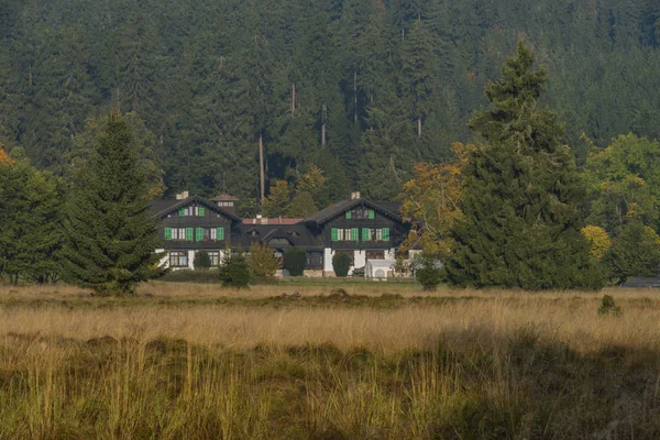 Zonsopgang op Kladska gebied in Slavkovsky Les bergen — Stockfoto