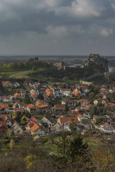 Вид на деревню и замок Девин — стоковое фото