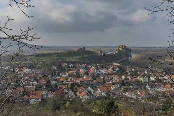 Vista para Devin aldeia e castelo — Fotografia de Stock