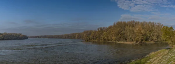 Zusammenfluss der Flüsse Dunaj und Morava — Stockfoto