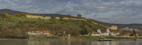 Vue depuis l'Autriche pour le château du Devin en Slovaquie — Photo