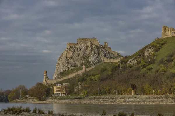 Vista desde Austria para el castillo de Devin en Eslovaquia — Foto de Stock