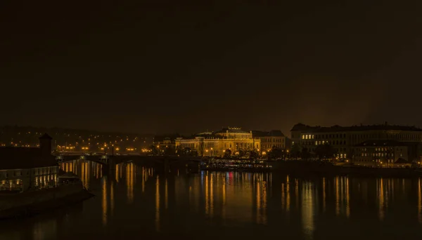 Vista in autunno notte Praga vicino al fiume Moldava — Foto Stock